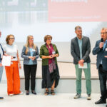 Verleihung des Ehrenamtspreises "KölnEngagiert 2025" auf der Bühne im Historischen Kölner Rathaus