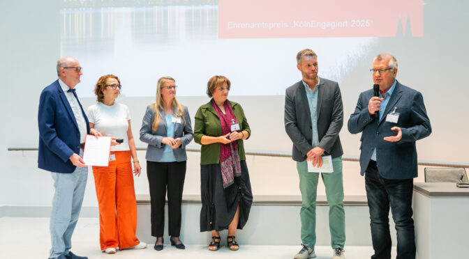 Verleihung des Ehrenamtspreises "KölnEngagiert 2025" auf der Bühne im Historischen Kölner Rathaus