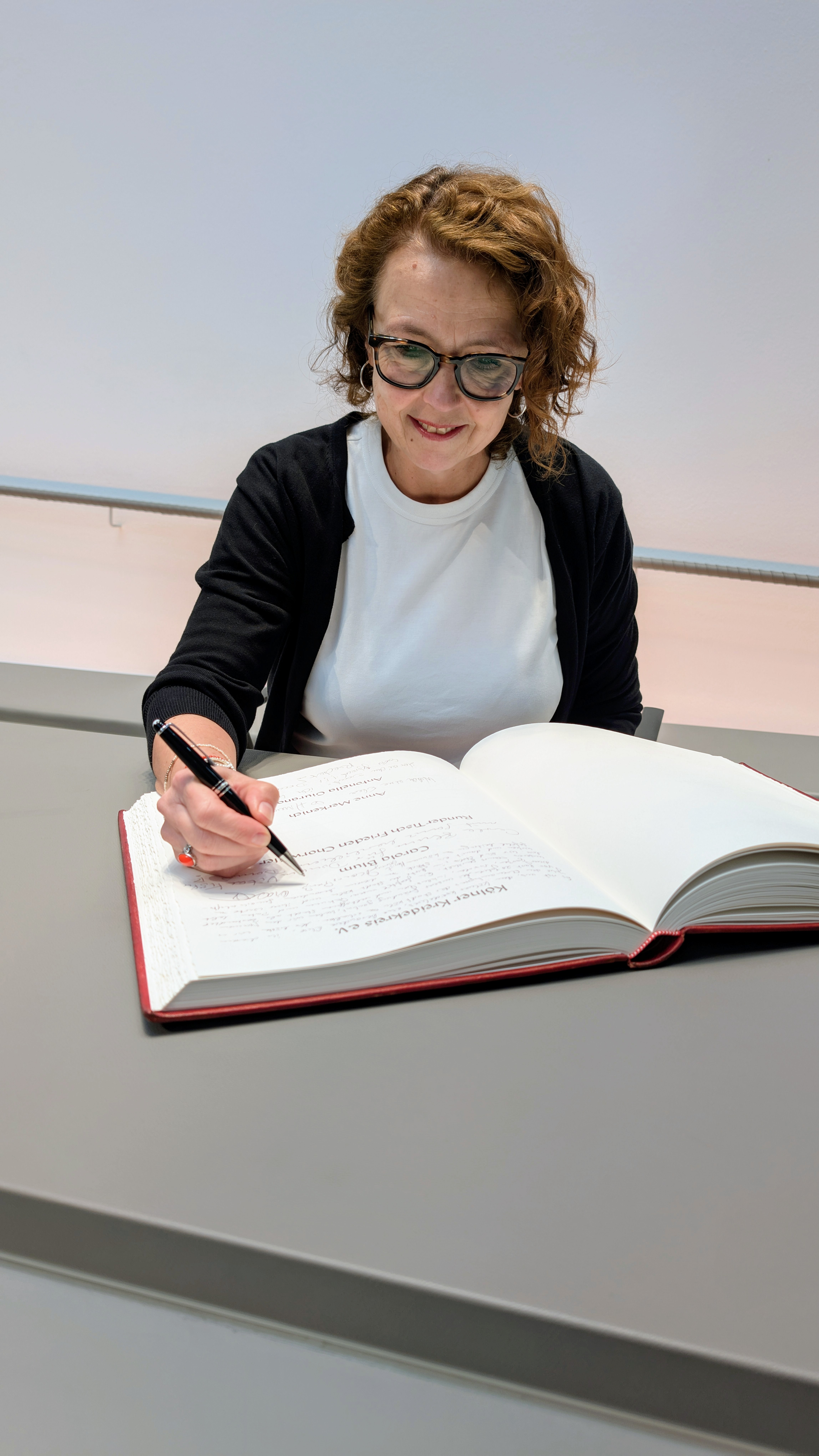 Harriet Gehring trägt sich ins Gästebuch der Stadt Köln ein
