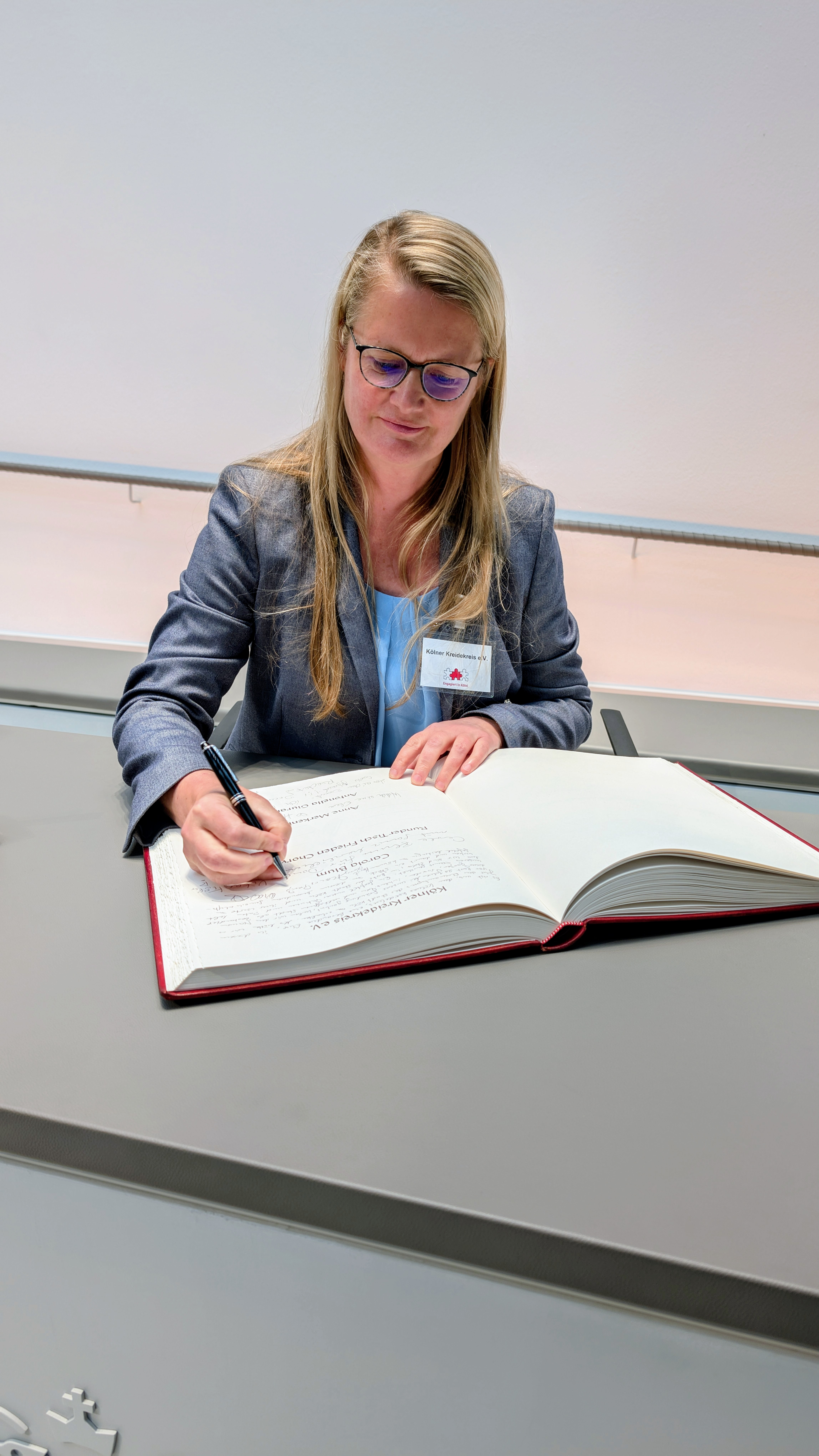 Sabine Krieger trägt sich ins Gästebuch der Stadt Köln ein
