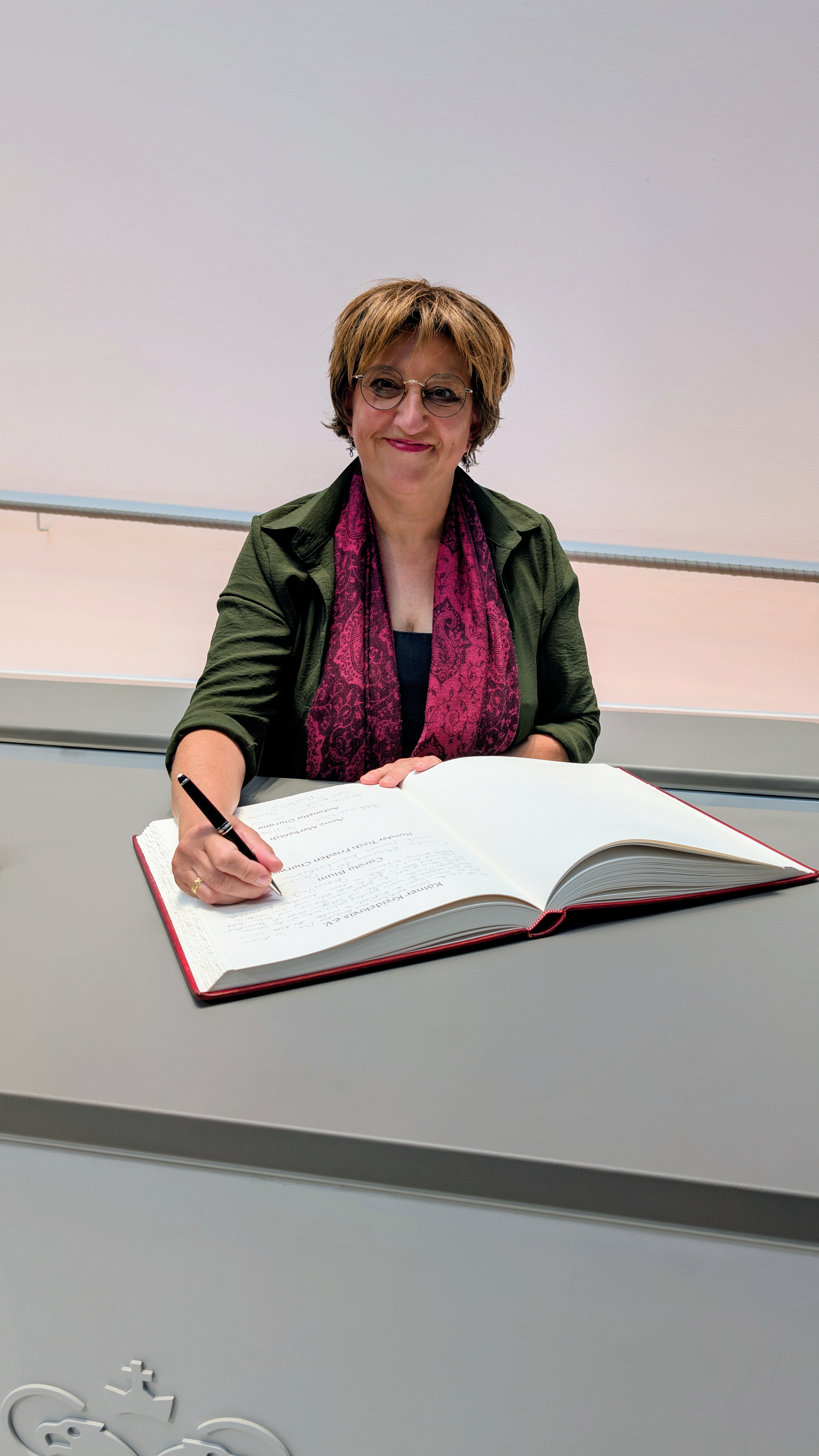 Ute Wiedemeyer trägt sich ins Gästebuch der Stadt Köln ein