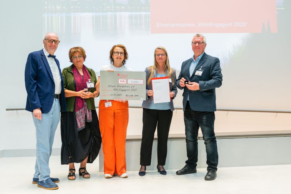 Das Team des Kölner Kreidekreises nimmt den Ehrenamtspreis "KölnEngagiert 2025" entgegen