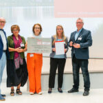 Das Team des Kölner Kreidekreises nimmt den Ehrenamtspreis "KölnEngagiert 2025" entgegen