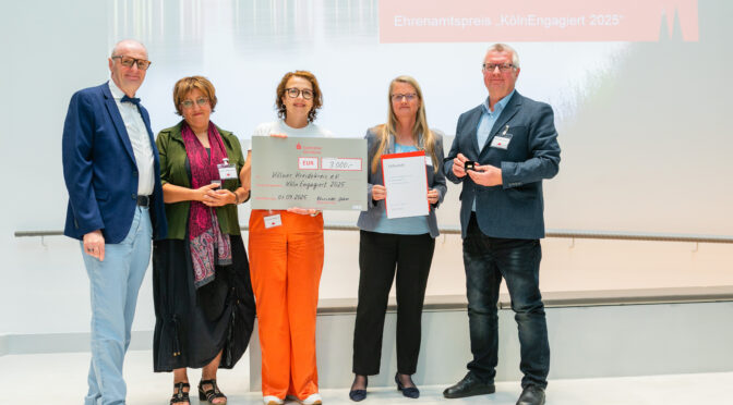 Das Team des Kölner Kreidekreises nimmt den Ehrenamtspreis "KölnEngagiert 2025" entgegen