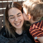 Frau mit Kind in enger Beziehung