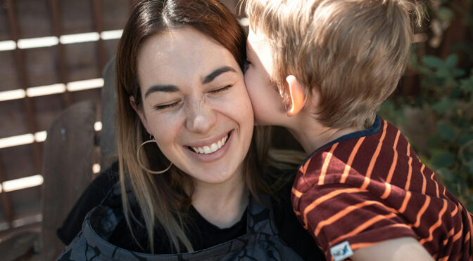 Frau mit Kind in enger Beziehung