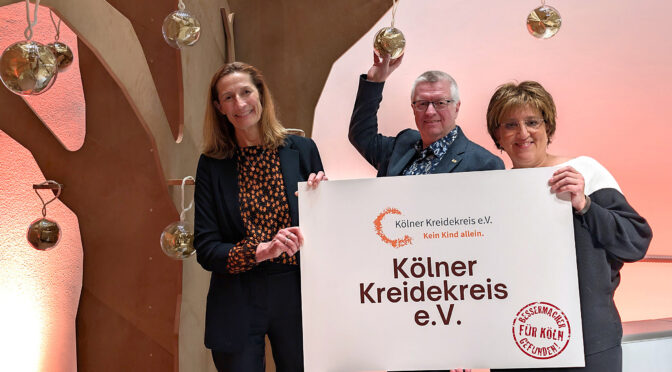 Kreidekreis-Team unter Weihnachtsbaum mit Glückskugeln