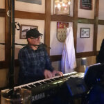 Der Mondorfer Musiker Thomas Klemstein am Klavier